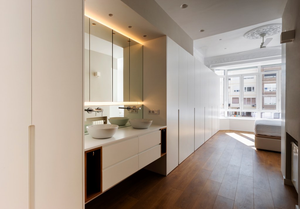 Lavabo en el dormitorio suite. Cerveró Obras