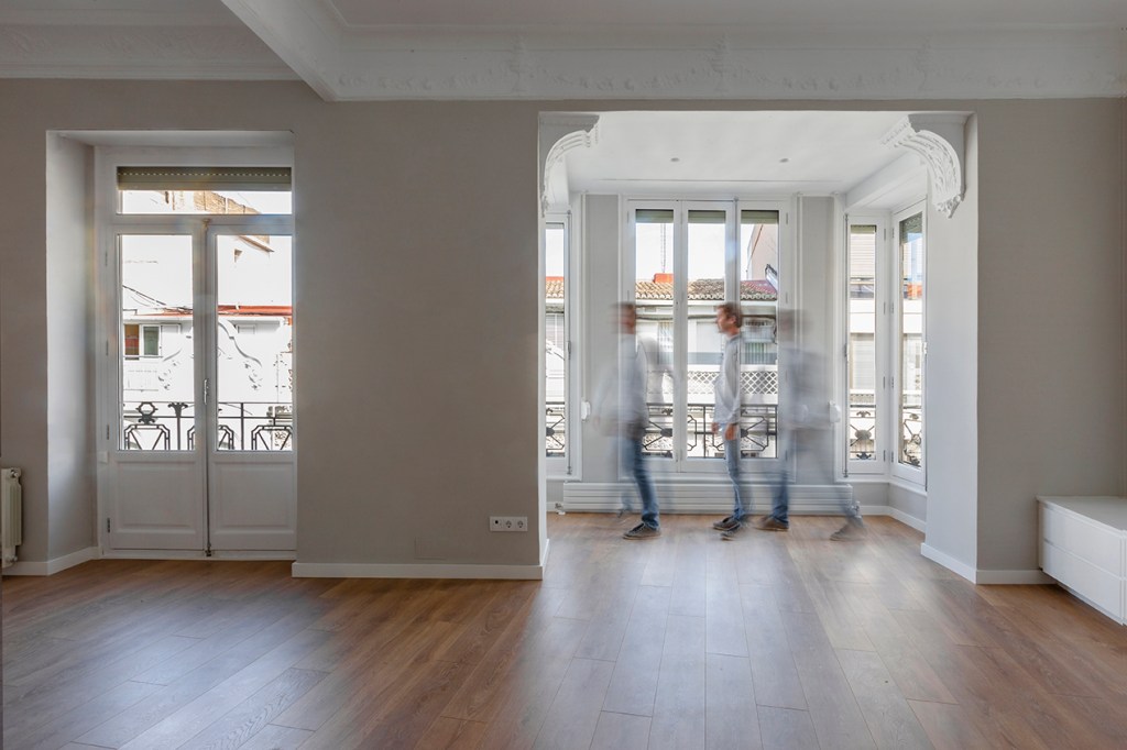 Amplio salón tras la unión de dos estancias. Cervero Obras