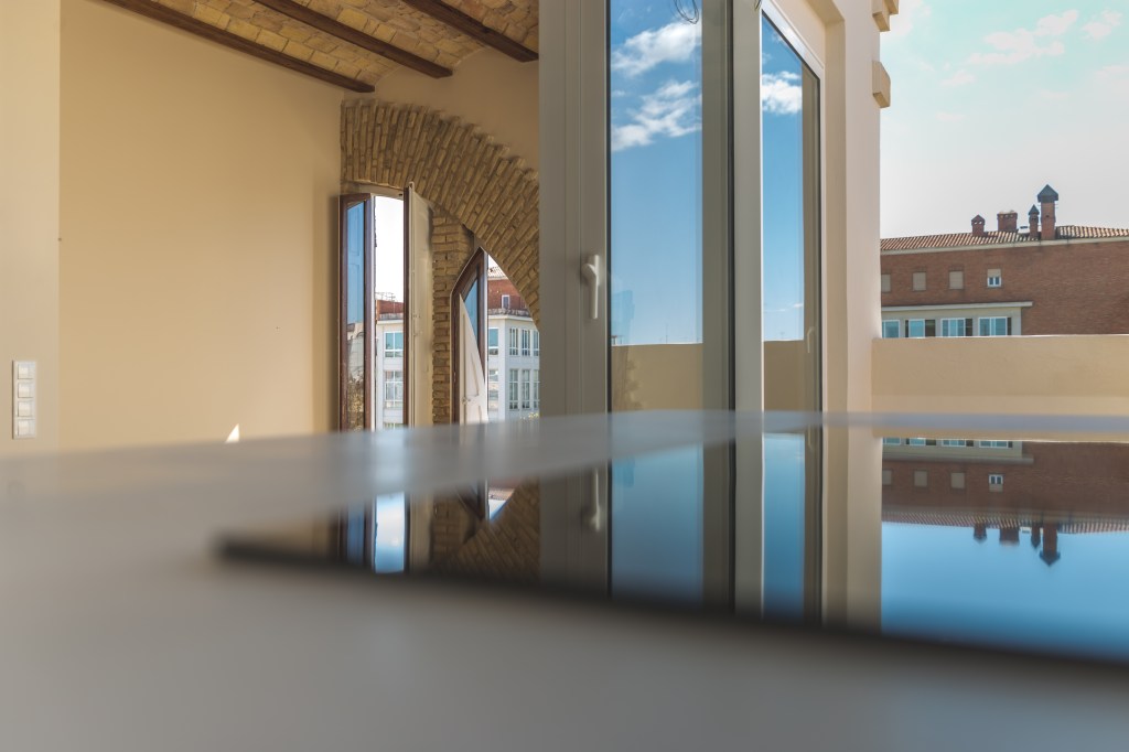 Península de la cocina abierta a la terraza y al salón. Cerveró Obras