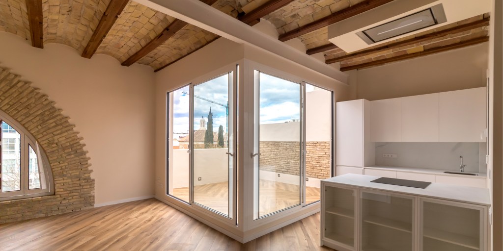 Comedor, terraza cocina de la vivienda. Cerveró Obras